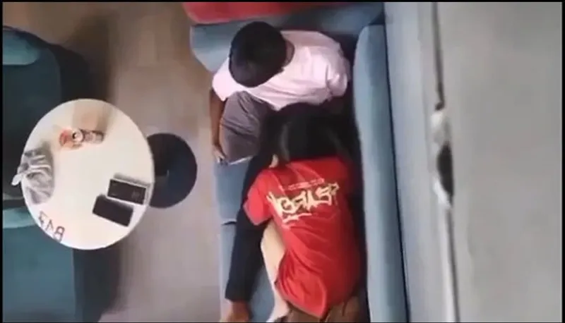 Quay lén ghệ mút liếm cho bồ nơi công cộng