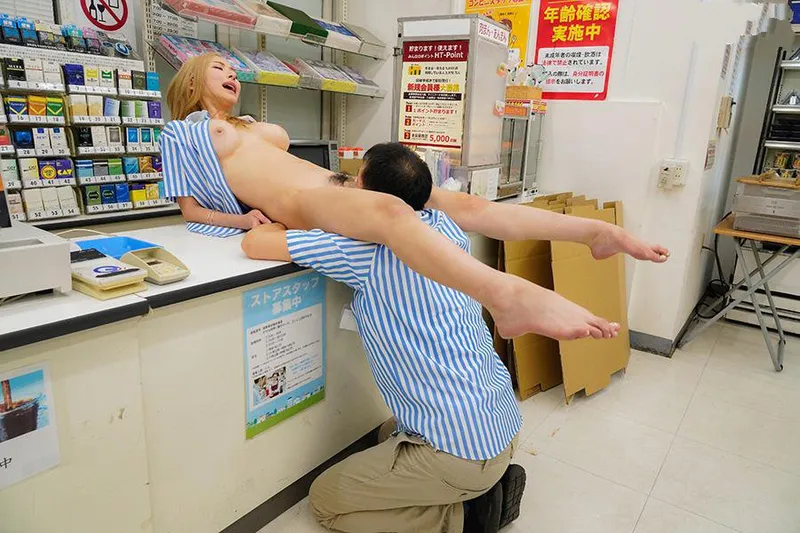 Anh tiền bối tống tình em gái nhỏ ngổ ngáo của chủ cửa hàng tiện lợi